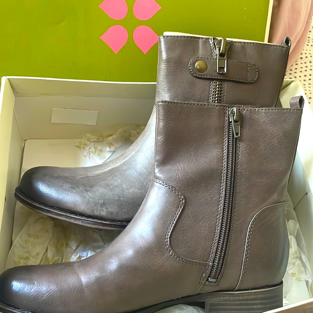 Naturalizer brown ankle boots size 6.5
